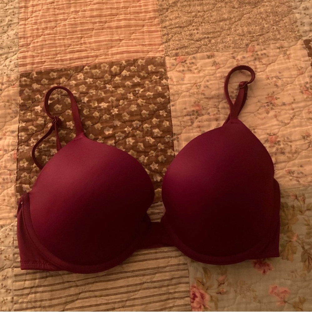 Women’s Pink Victoria’s Secret Size 32D Lightly Lined Underwire Maroon Bra